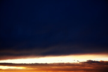 Obraz premium glowing horizon with dark clouds 