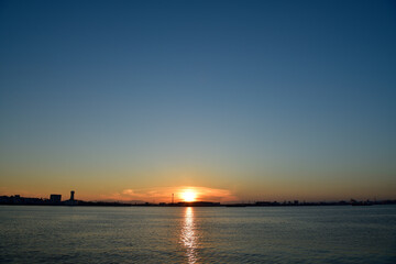 Fototapeta na wymiar 名古屋港からの日の出