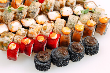 Many types of Shusha are stacked in a row.