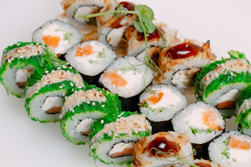 Many types of Shusha are stacked in a row.