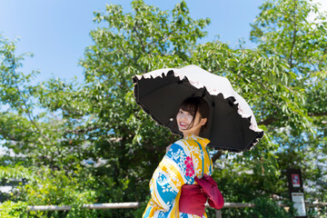 京都　浴衣の女性　日傘