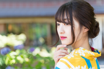 京都　祇園　浴衣の女性
