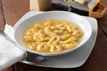 Piatto di deliziosi tortellini in brodo, Cucina Italiana 
