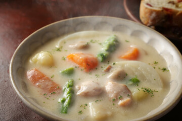 赤茶色の背景の中のクリームシチュー