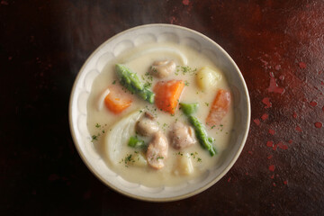 赤茶色の背景の中のクリームシチュー