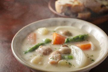 赤茶色の背景の中のクリームシチュー