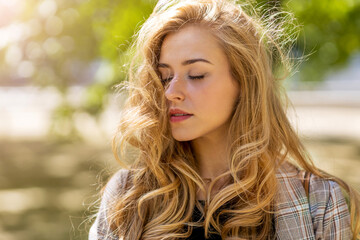Naklejka premium Portrait of attractive young woman outdoors 