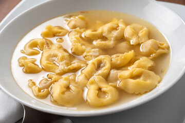 Piatto di deliziosi tortellini in brodo, Cucina Italiana 