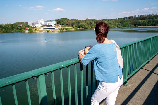 Junge Frau am Zeulenrodaer Meere