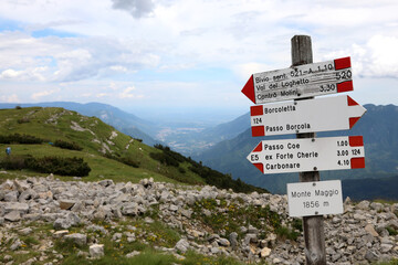 sign with the mountain trails with the text in Italian indicatin