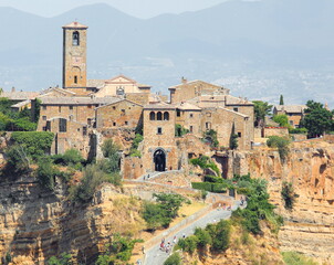 Obraz premium village perched on the hill that can only be reached by a narrow