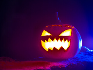 Calabaza de halloween con fuego en su interior en un bosque para celebrar el día de muertos o de...