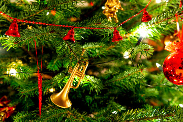 Weihnachtsbaum mit rotem Weihnachtsbaumschmuck 