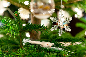 Weihnachtsbaum mit weißem Weihnachtsbaumschmuck 