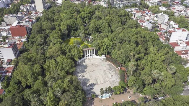 Hyperlapse aéreo con detalle al Foro Lindbergh en el Parque México de la Colonia Hipódromo Condesa