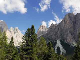 meraviglioso panorama delle montagne dolomitiche in estate con verdi vallate e cime rocciose