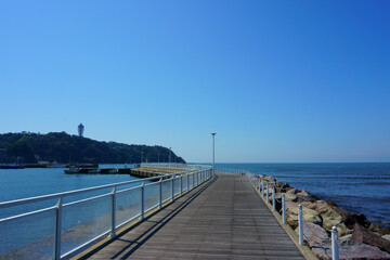 Obraz premium Blue sky and sea, pier. Enoshima Island in the background