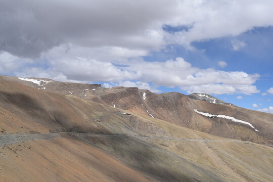 Snow Covered Mountains In Moore Plains Tanglang La