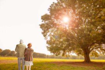 公園にいる老夫婦