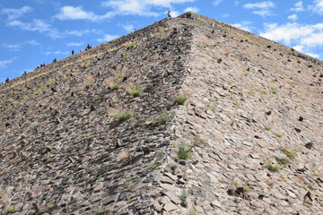 Fototapeta na wymiar Grimper sur la grande pyramide à Teotihuacan, Mexique