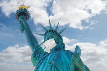 Fototapeta premium Statue of Liberty with a protective medical mask. COVID-19 coronavirus quarantine