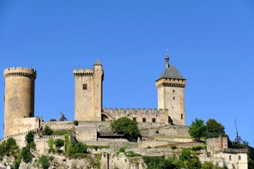 Fototapeta na wymiar Le château de Foix dominant la ville 