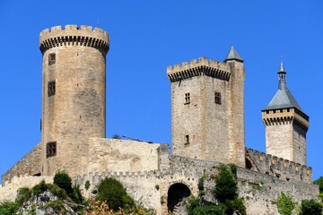 Le château de Foix dominant la ville 