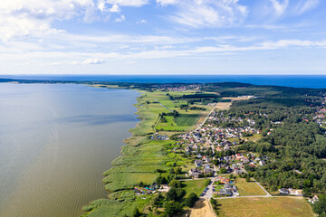 Luftaufnahme des Achterwassers mit Blick auf die Ostsee auf der Insel Usedom