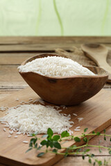 Roher Basmati Reis in einer Holzschal