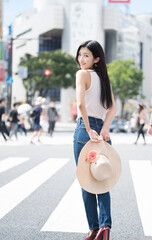 渋谷スクランブル交差点　振り返る女性