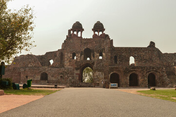 Fototapeta premium A mesmerizing view of architecture of small tomb at old fort from side lawn.
