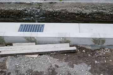 建設中の道路の排水性舗装用街渠縦断管を使用した排水施設