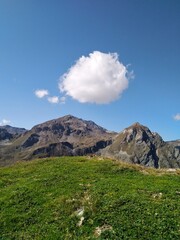 Petit nuage rond isolé au-dessus d'une montagne forme de bulle de BD
Little round white cloud upon a mountain, form of a BD bubble