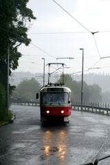 Straßenbahn im Regen in Prag