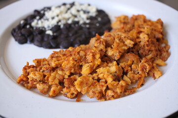 Huevos con chorizo