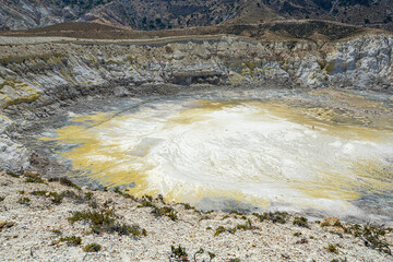 Vulkankrater auf der Insel Nisyros, Ägäis, Griechenland © tauav