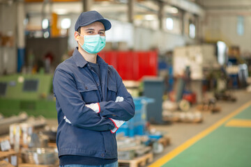 Fototapeta na wymiar Worker in a factory wearing a mask