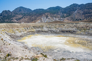Schwefelkristelle im Vulkankrater auf der Insel Nisyros, Ägäis, Griechenland © tauav