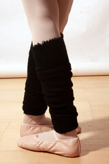 piernas de bailarina con zapatillas de ballet sin punta y calentadores © DondykRiga