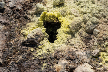 Schwefelkristalle im Vulkankrater auf der Insel Nisyros, Ägäis, Griechenland