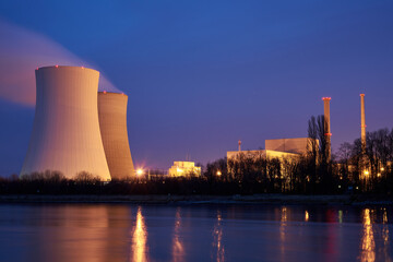 Atomkraftwerk Philippsburg mit zwei Kühltürmen und dem Rhein im Vordergrund © Lichtfreibeuter