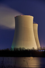 Zwei Kühltürme zur freien Kühlung in Betrieb des Atomkraftwerkes Philippsburg © Lichtfreibeuter