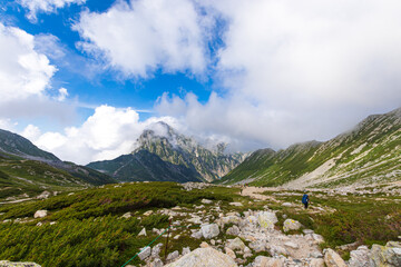 剱の雄大な山々と剱沢キャンプ場へ向かう登山者たち