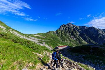 剱沢キャンプ場から剱岳を目指す登山者