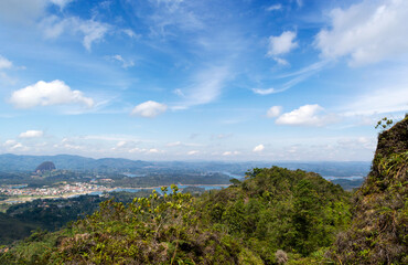 Fototapeta na wymiar From the mountain, the town of Guatapé and its great rock