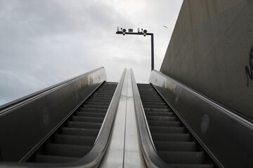 Escalera mecánicas y Cielo.