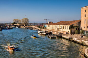 venedig, italien  - kanal am bahnhof venezia santa lucia