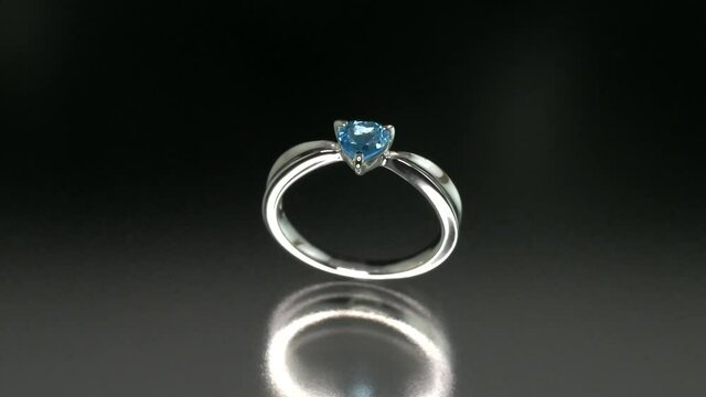 Ring with heart-cut blue topaz : Natural gem