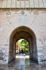Arco de la puerta de Los Serranos en Valencia