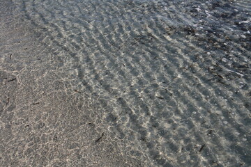 Feine Wellen am Strand